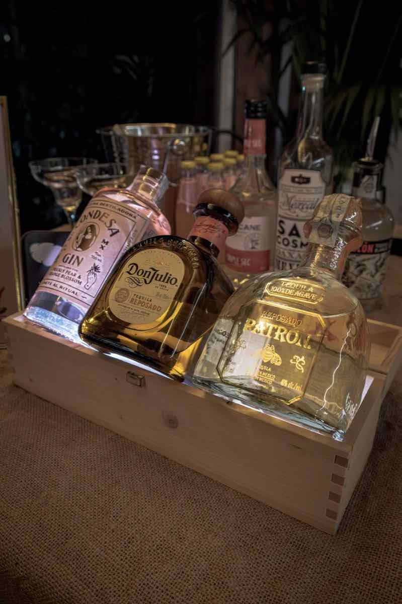 Bottiglie di tequila illuminate in una cassetta di legno