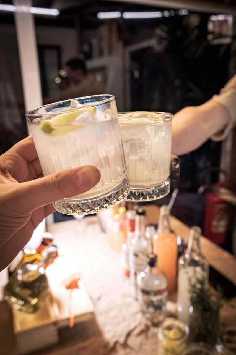 Brindisi con due cocktail al lime