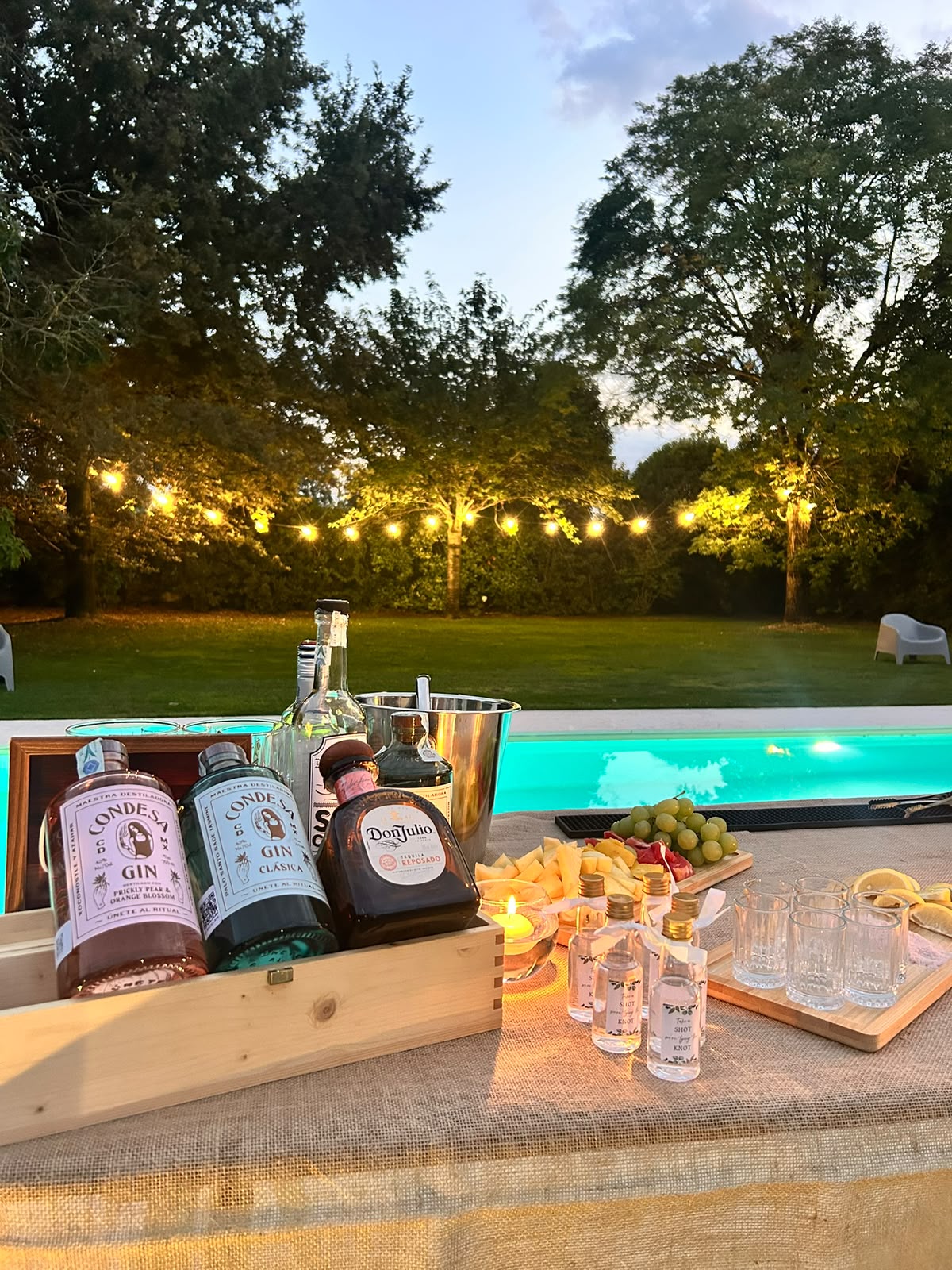 Bancone Cherimoya a bordo piscina al tramonto con lucine