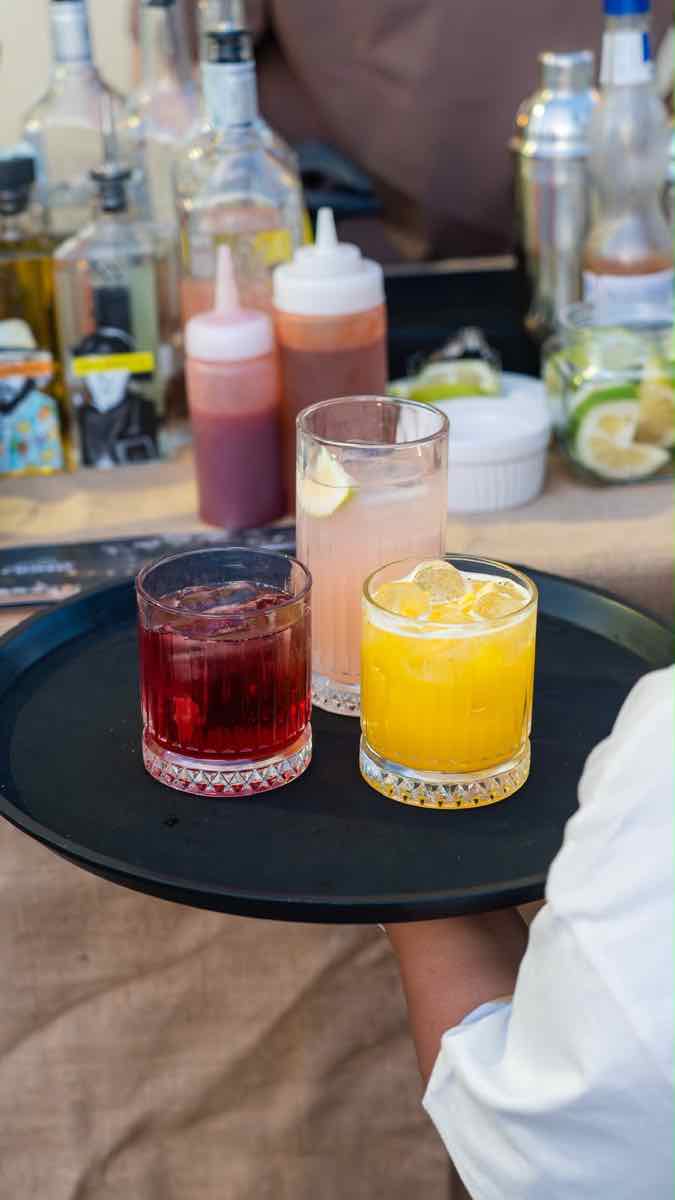 Vassoio con tre cocktail al bancone Cherimoya