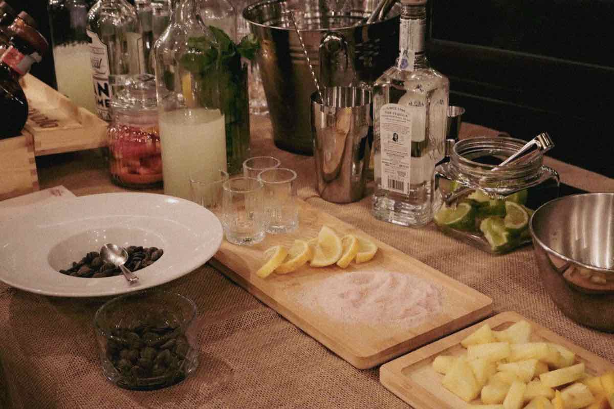 La postazione Cherimoya: lime, limoni, sale, tequila e caffè sul bancone in juta